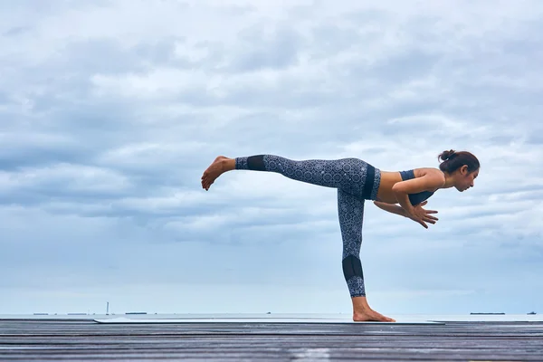 Profesyonel yoga eğitmeni — Stok fotoğraf