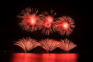 denizin üzerinde havai fişek.