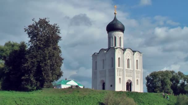 Church of Intercession on River Nerl — Stock Footage Church of Intercession on River Nerl Stock Video