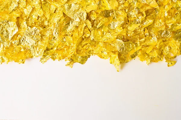 Обрывки золотой фольги — стоковое фото