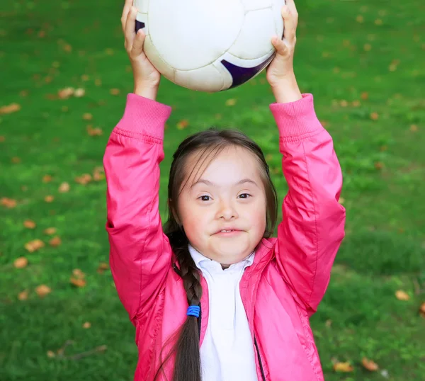 Linda niña pagando en el parque con una pelota — Foto de Stock