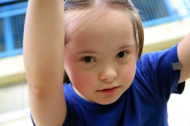 Dışarıda küçük kız