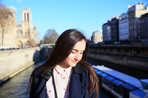 Vacker flicka njuta i Paris — Stockfoto