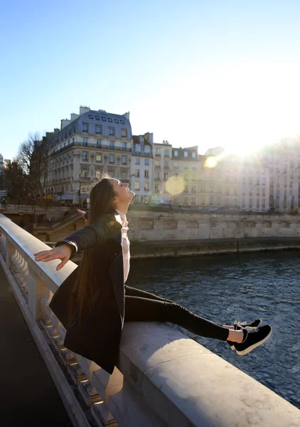 Beautiful girl enjoy in Paris — Stock Photo, Image