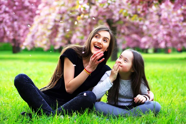 Feliz hermosas chicas jóvenes — Foto de Stock