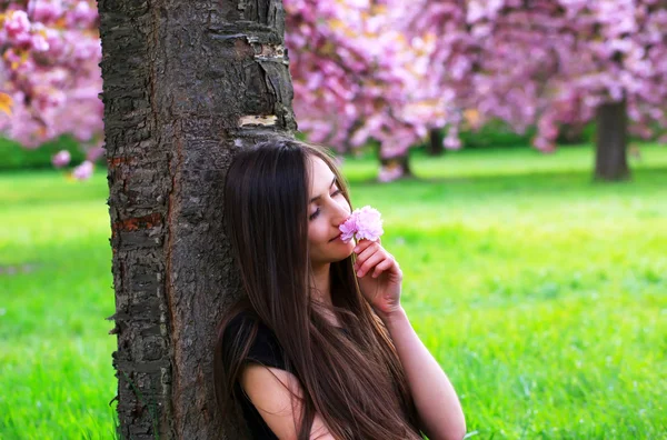 행복 한 아름 다운 젊은 여자 — 스톡 사진