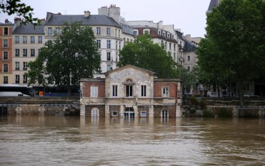 Seine Nehri sel üzerinde 02 Haziran 2016 yılında Paris, Fransa, Paris 