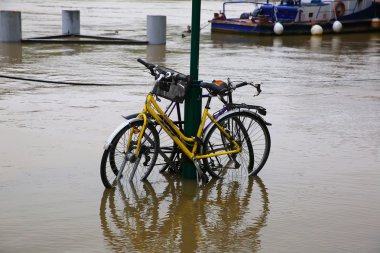 Paris'te Seine Nehri üzerinde 02 Haziran 2016 yılında Paris, Fransa, taşkın 