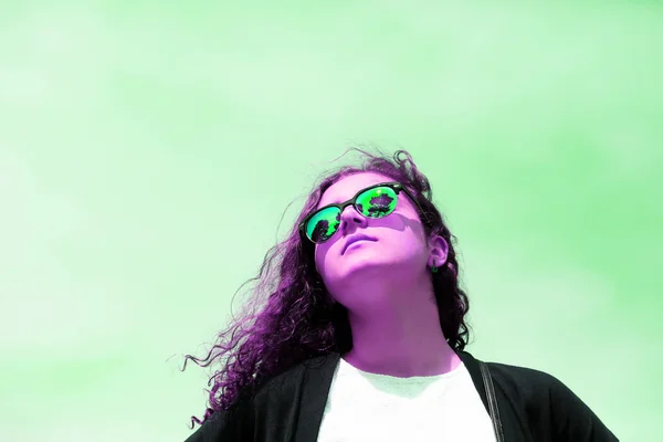 Närbild porträtt av vacker flicka med solglasögon — Stockfoto