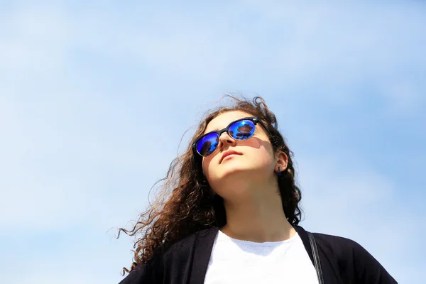 Retrato de cerca de una hermosa chica con gafas de sol —  Fotos de Stock