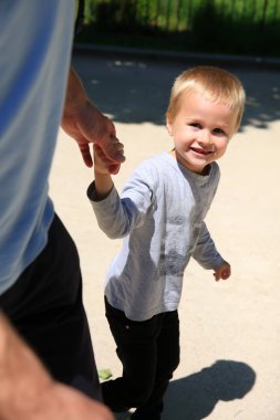 Baba ve oğul şehirde yürüyüş 