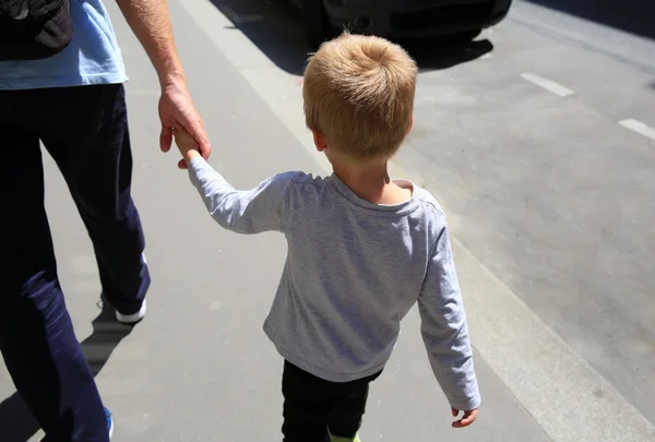 Apa és fia, a séta a városban — Stock Fotó