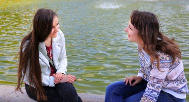 Öğrenci kızlar dışarıda eğleniyor