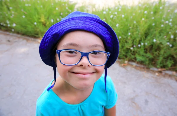 Menina sorrindo lá fora — Fotografia de Stock