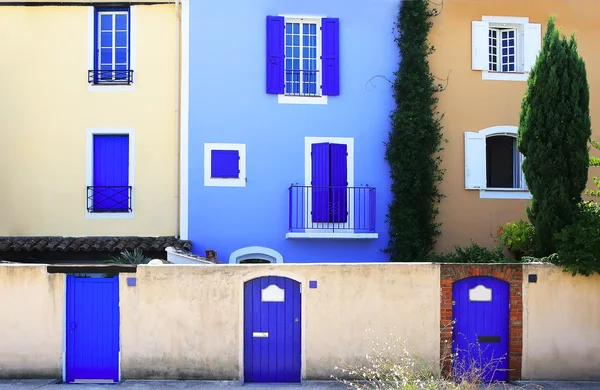 Colores mediterráneos. Pared colorida con ventanas y puertas — Foto de Stock