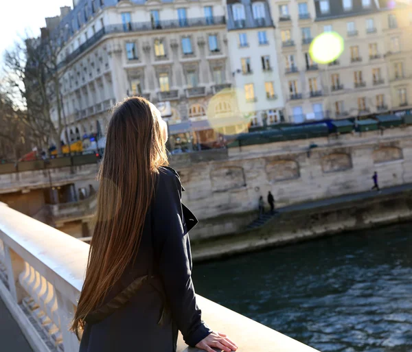 Beautiful girl enjoy in Paris — Stock Photo, Image