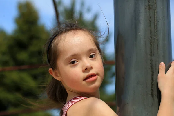 Menina Divertindo Playgound — Fotografia de Stock