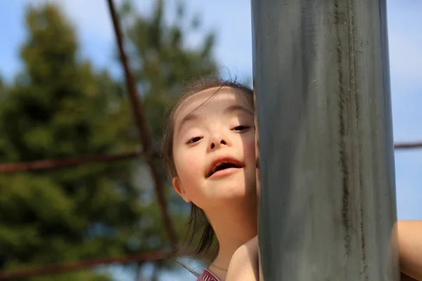 Kleines Mädchen Hat Spaß Auf Dem Spielplatz — Stockfoto