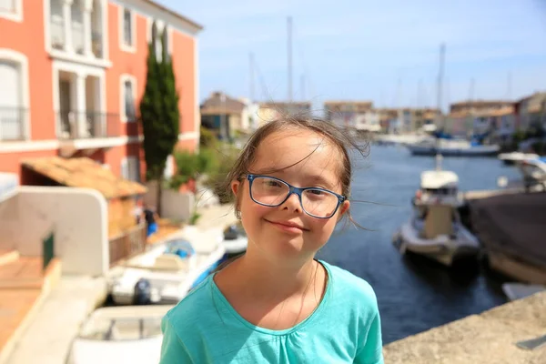 Mała Dziewczynka Zespołem Downa Śródziemnomorskim Mieście — Zdjęcie stockowe