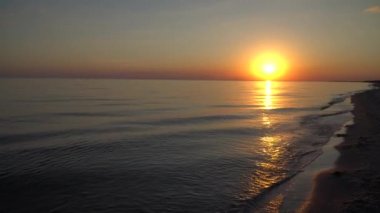 Deniz kıyısında gün batımı