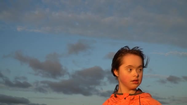 Dziewczyna Zespołem Downa Tle Natury — Wideo stockowe