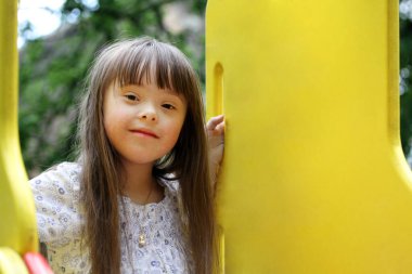 Çocuk parkında güzel bir genç kızın portresi.