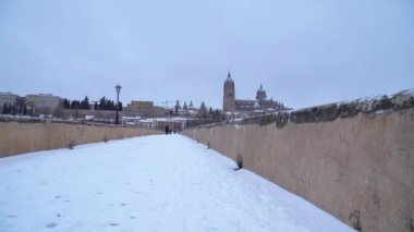  İspanya, Salamanca 'da kar. Şehir manzaralı. Bu çok nadir bir olay..