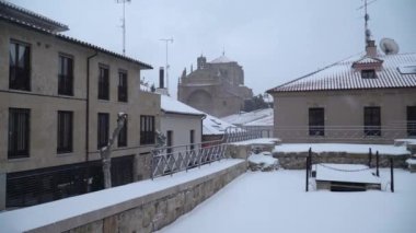  İspanya, Salamanca 'da kar. Şehir manzaralı. Bu çok nadir bir olay..