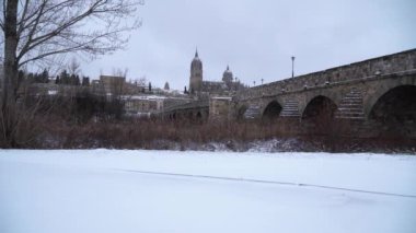  İspanya, Salamanca 'da kar. Şehir manzaralı. Bu çok nadir bir olay..