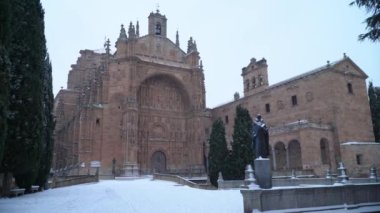  İspanya, Salamanca 'da kar. Şehir manzaralı. Bu çok nadir bir olay..
