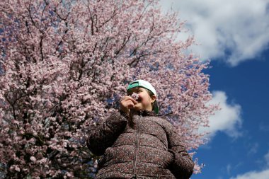 Elinde bahar çiçekleri olan genç bir kız