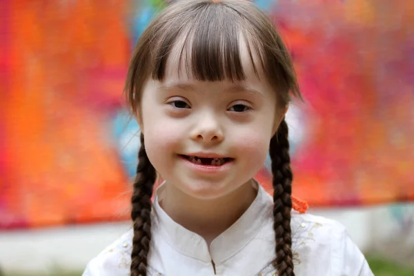 Portret Dziewczynki Uśmiechniętej Tle Kolorowego Muru — Zdjęcie stockowe