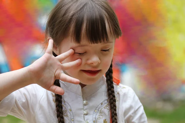 Renkli Duvarın Arkasında Gülümseyen Küçük Kızın Portresi — Stok fotoğraf