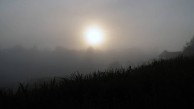 Dağ köyünde güneş doğuyor.