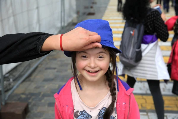 Niña Divertirse Ciudad — Foto de Stock