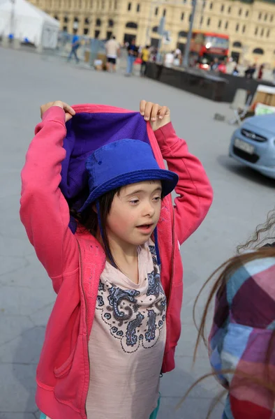 Ragazzina Con Sindrome Città — Foto Stock