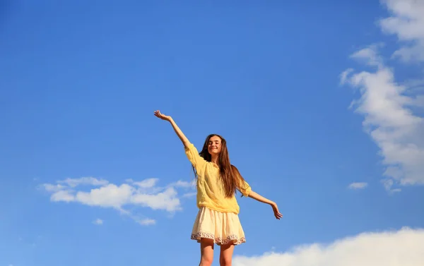 Vacker Flicka Bakgrunden Den Blå Himlen — Stockfoto