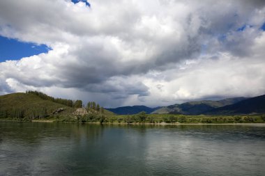 Altai dağlarında gök gürültülü bulutlar