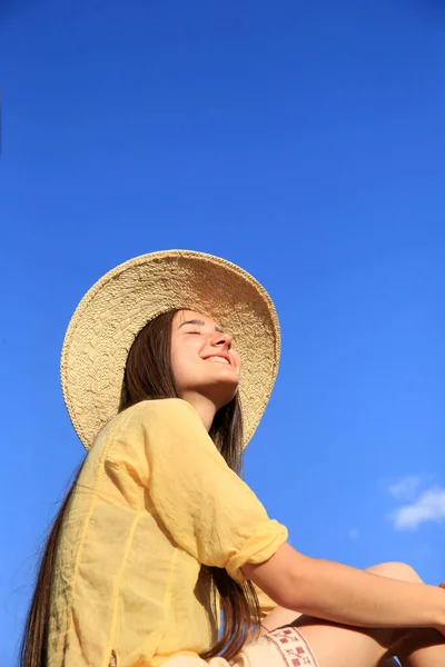 Krásná Dívka Pozadí Modré Oblohy — Stock fotografie