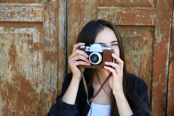 漂亮的姑娘 带着一架老式木门底座相机 — 图库照片