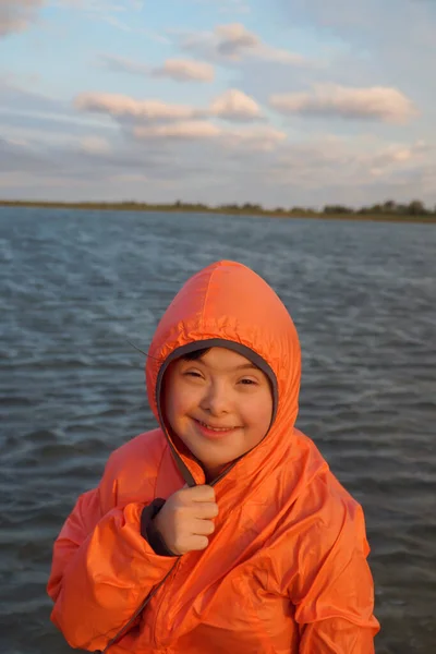 空と水を背景にした少女の肖像 — ストック写真