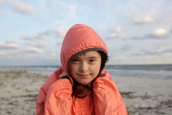 Ritratto Ragazza Della Sindrome Sorridente Sullo Sfondo Del Mare — Foto Stock