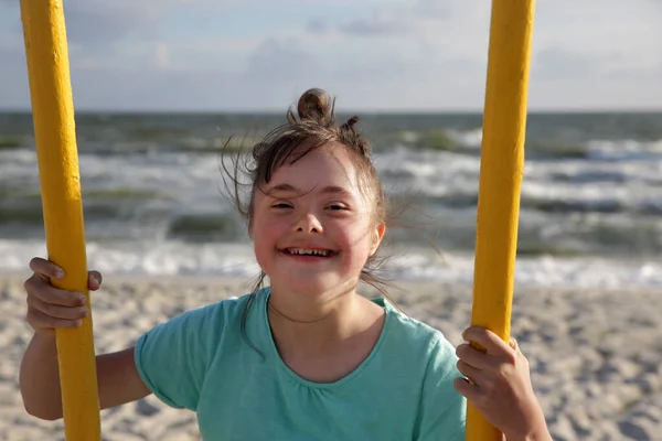 Niña Divirtiéndose Columpio — Foto de Stock