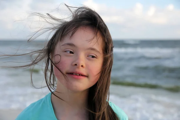 Portret Van Het Meisje Dat Glimlacht Achtergrond Van Zee — Stockfoto
