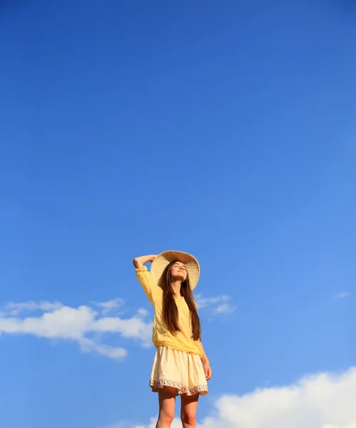 Mavi Gökyüzünün Arka Planında Güzel Bir Kız — Stok fotoğraf