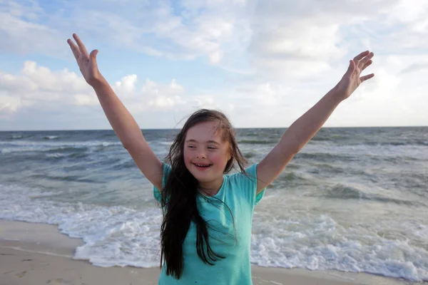 Portret Dziewczyny Zespołem Downa Uśmiechającej Się Tle Morza — Zdjęcie stockowe