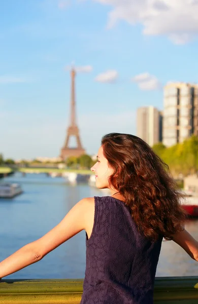 Vacker flicka i Paris, Frankrike — Stockfoto