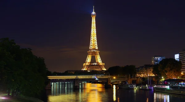 在晚上，巴黎，法国在艾菲尔铁塔上查看 — 图库照片
