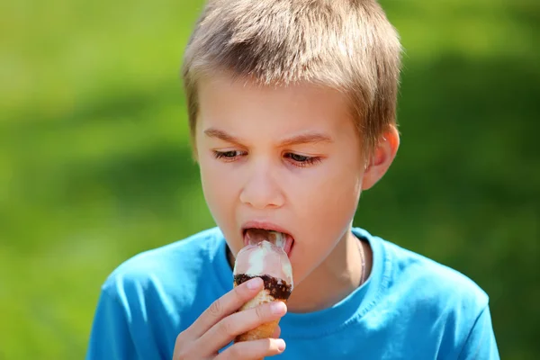 Portrait d'un jeune garçon mangeant une délicieuse glace — Photo