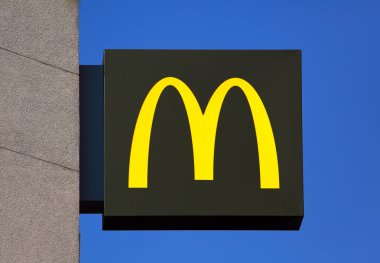 McDonald's işareti mavi gökyüzü arka plan üzerine